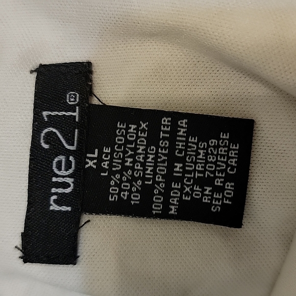 Lace cream cropped tank top in size XL - Picture 3 of 3